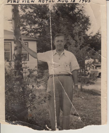 1945.08.18, Father Morris at Pine View Hotel
