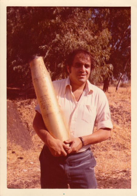 1973 Yom Kippur War: Leon Charney holding a shell
